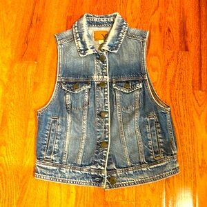 AMERICAN EAGLE OUTFITTERS WOMEN WASHED DENIM VEST IN SIZE SMALL